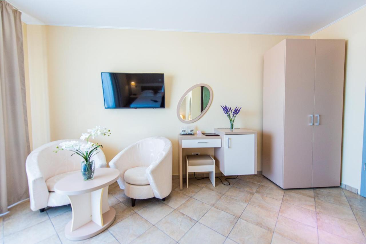 Hotel Prestige Mamaia Ngoại thất bức ảnh