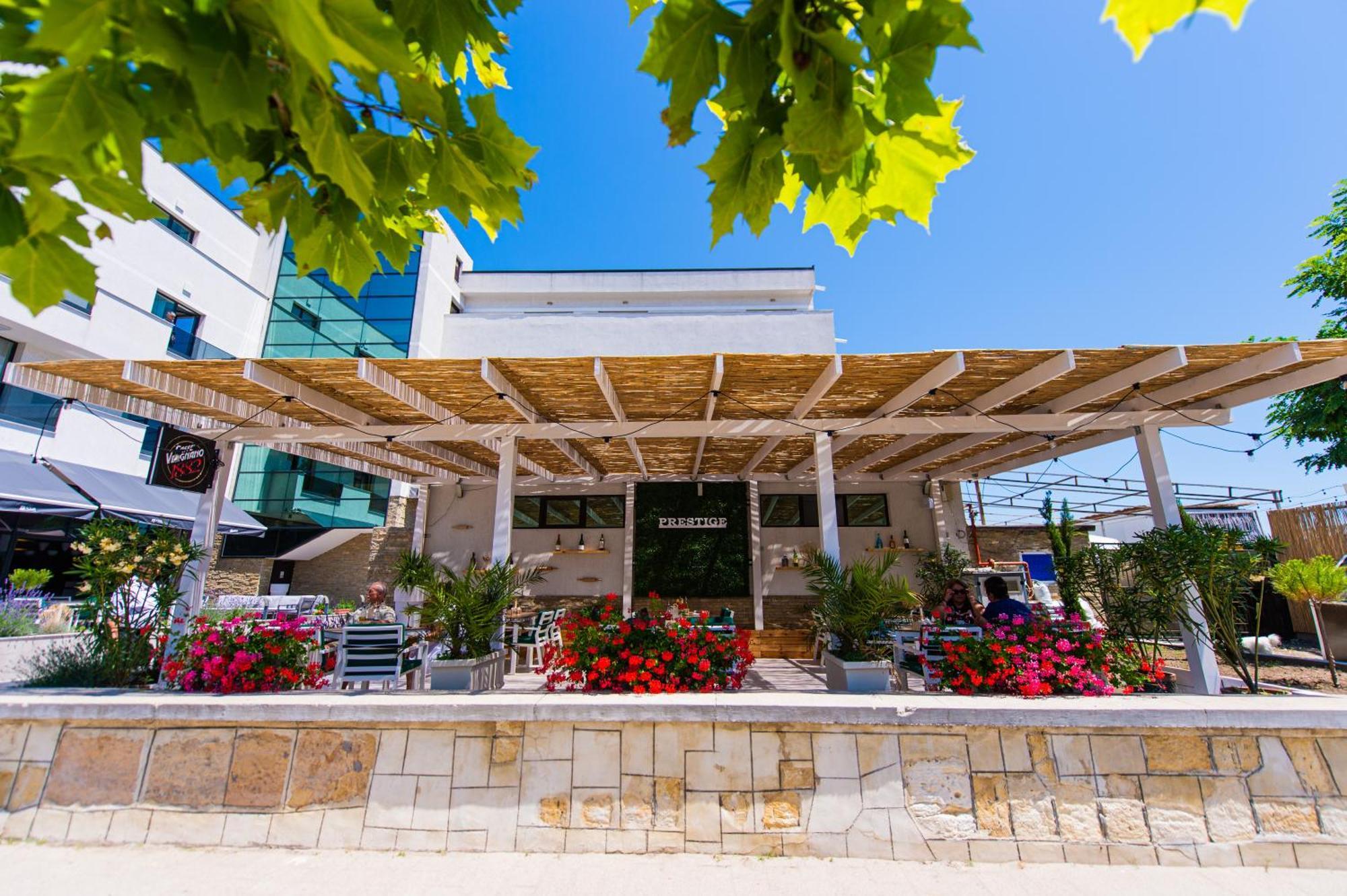 Hotel Prestige Mamaia Ngoại thất bức ảnh