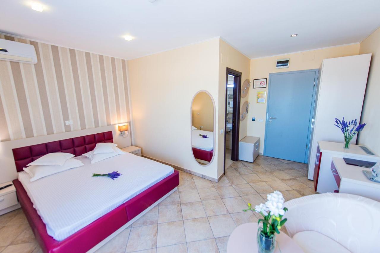 Hotel Prestige Mamaia Ngoại thất bức ảnh