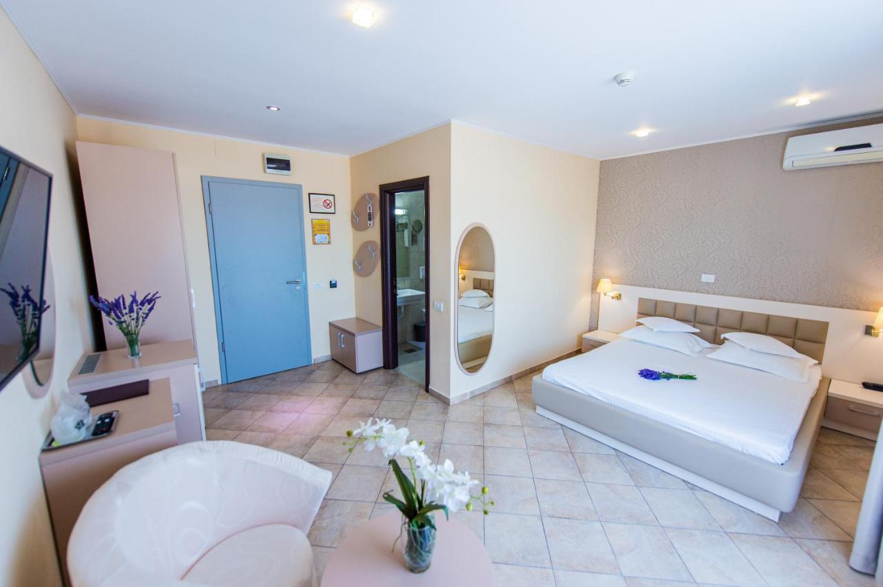 Hotel Prestige Mamaia Ngoại thất bức ảnh